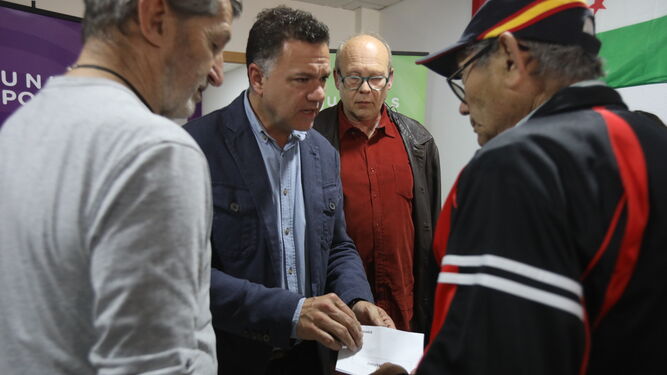 Juan Antonio Delgado, en un acto en la sede de Podemos en San Fernando junto al ex Jemad Julio Rodríguez, en la campaña electoral de las generales del pasado noviembre.