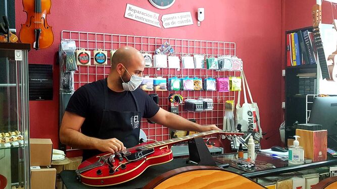 La tienda 'El Clavijero' colabora con los músicos profesionales.