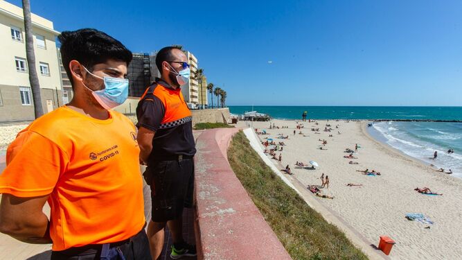 Dos miembros de Protección Civil en la playa de Santa María.