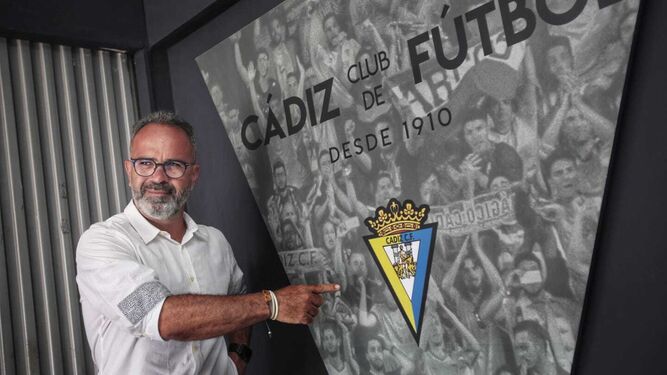 Álvaro Cervera señala el escudo del Cádiz el sábado en El Rosal.