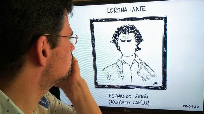 Javier Franco observando una de sus viñetas proyectadas sobre una pantalla de televisión.