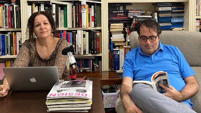 El escritor Luis García Gil y la locutora Carmen Paúl, han pasado el confinamiento en su casa con el teletrabajo y leyendo.