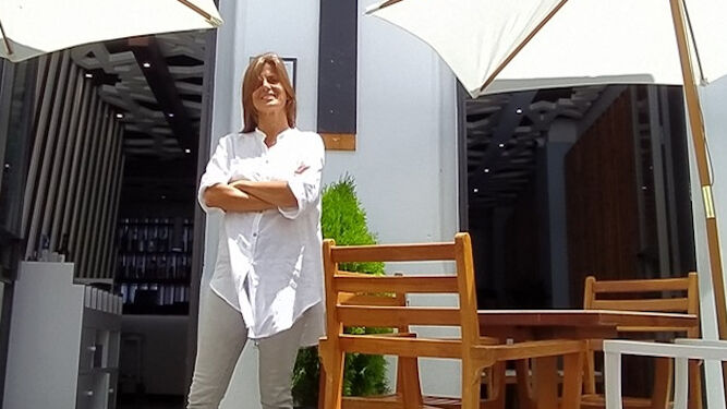 Ana Rodrigo Vargas, ha vuelto a Cádiz tras el confinamiento, iniciando  su trabajo de Relaciones Públicas en el restaurante Multibar Abastos.