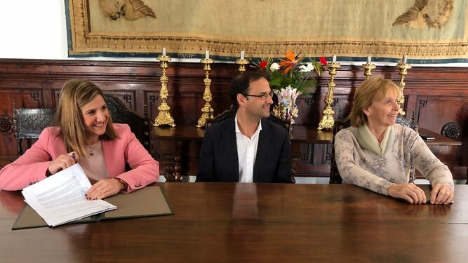 De izquierda a derecha, Irene García, Victor Mora y Liliane Dahlman, en la firma de acuerdo.