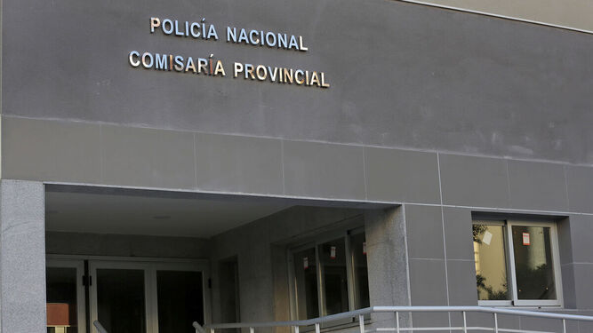 Entrada de la Comisaría Provincial de Cádiz.