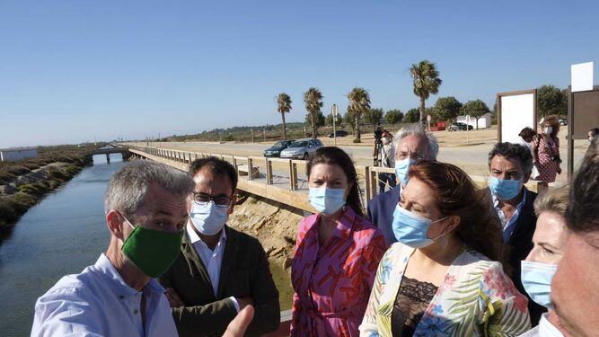 Crespo y Cavada, entre otras autoridades, escuchan la explicación sobre la plataforma peatonal de la playa de Camposoto.
