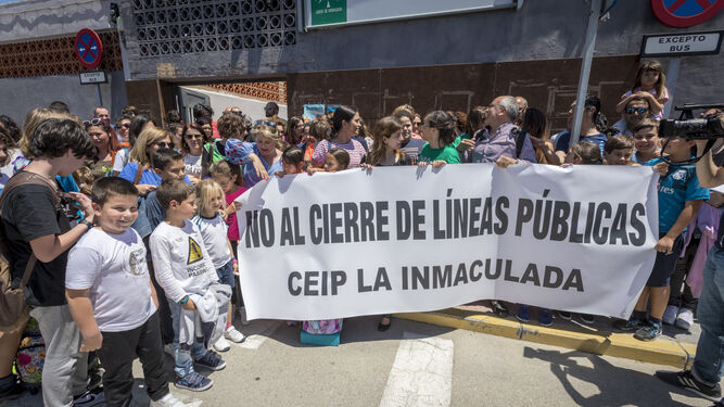 Protestas contra cierre de líneas del colegio La Inmaculada en 2019.
