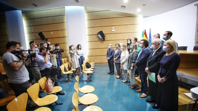 Los representantes de la Junta y los alcaldes posan tras la firma del convenio.