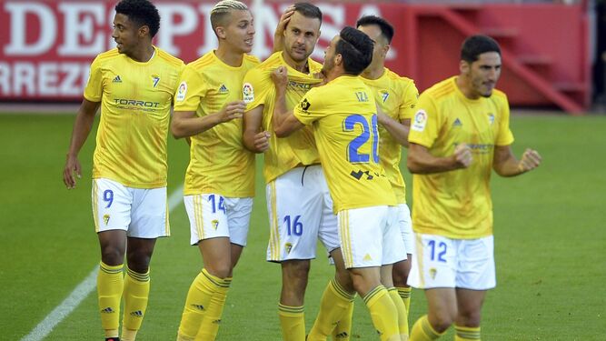 Cala es felicitado por sus compañeros tras marcar el gol de la victoria en Soria.
