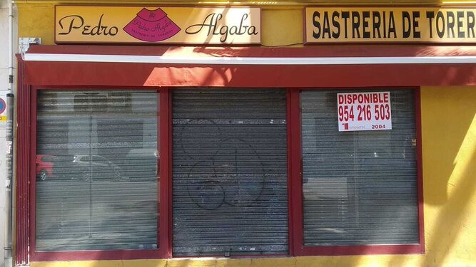 La sastería taurina Pedro Algaba cerrada y "disponible" para otro negocio.