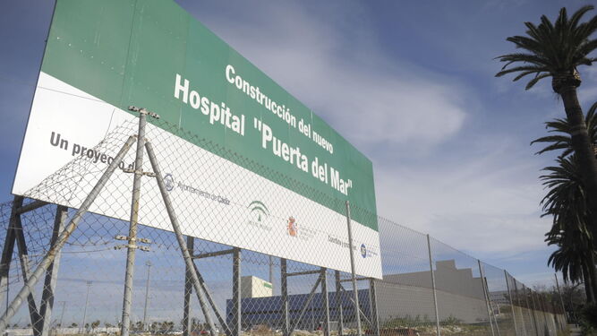 Cartel anunciador de la construcción del nuevo hospital en el solar de la Aeronáutica.