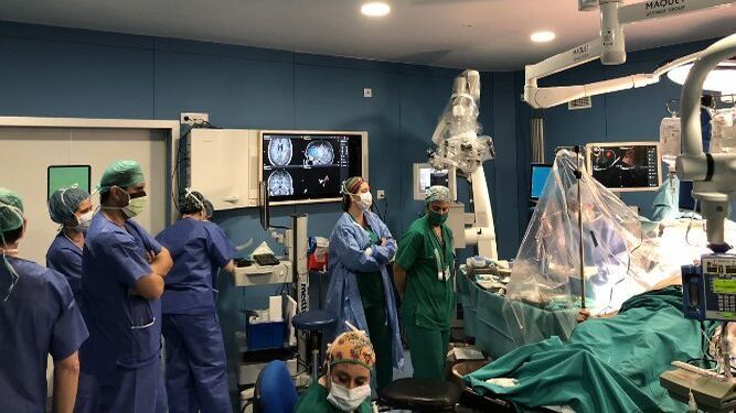 Imagen de archivo de una operación cerebral a un paciente despierto en el Hospital Puerta del Mar