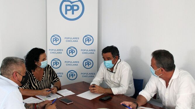 Momento del encuentro  entre el portavoz del PP en Diputación con representantes de la formación en la ciudad.