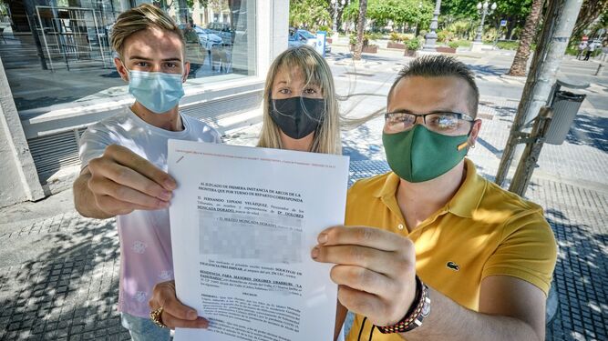 Los familiares de Mateo Moncada muestran la copia de la demanda presentada