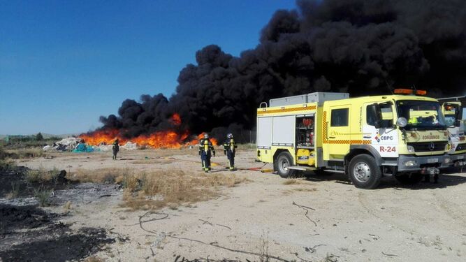 Bomberos extinguen el incendio en la planta de residuos de La Algaida.