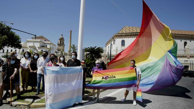 Momento del inicio del izado de la bandera arcoíris en la plaza de Sevilla.