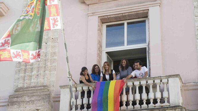 La bandera LGTBI en Diputación en el año 2017.