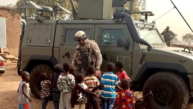 Un infante de marina del TEAR con niños malienses durante una de sus misiones.