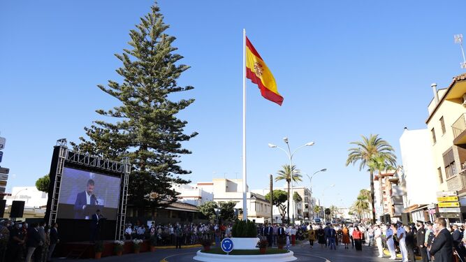 Un momento de la intervención del alcalde de Rota en el acto de homenaje, con la bandera de España ya ondeando en la rotonda.