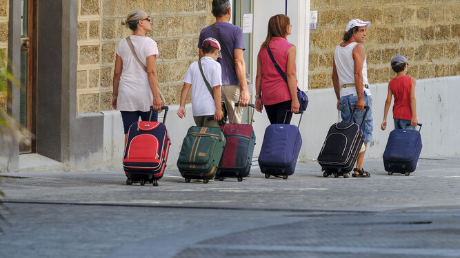 Turistas  con maletas caminan por el centro de Cádiz en una imagen de archivo.