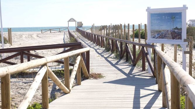 Uno de las pasarelas de acceso a la playa de Camposoto.