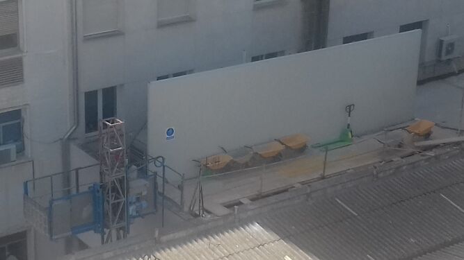 Imagen del acceso a la obra que se está haciendo en uno de los laboratorios del Hospital Puerta del Mar.
