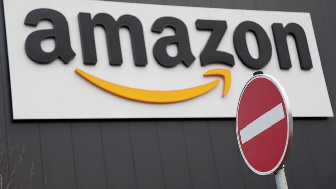 Logotipo de Amazon en el exterior de uno de sus almacenes.