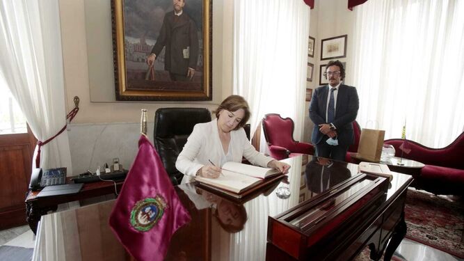La delegada del Gobierno en Andalucía, Sandra García, firma en el libro de honor del Ayuntamiento de Cádiz.