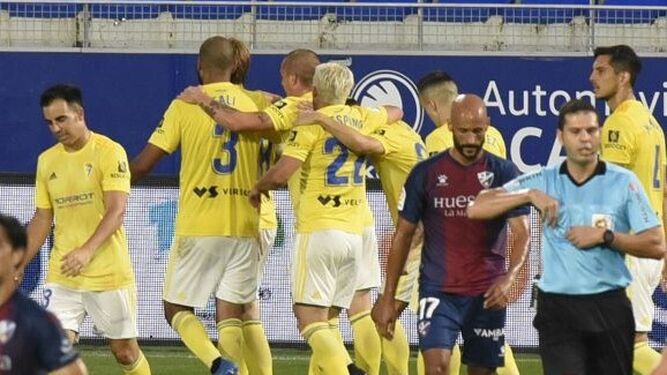 Los jugadores del Cádiz celebran el gol de Álex en el último suspiro en Huesca.