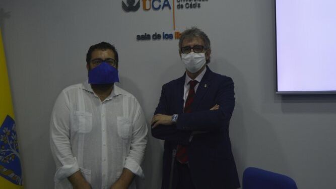 Jaime Armario y  Francisco Piniella, en la sala de los libros de la UCA, durante el acto.