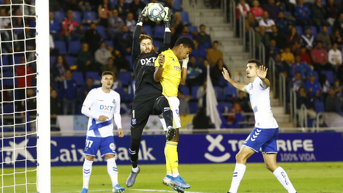 Choco Lozano salta con el portero del Tenerife en el encuentro de la primera vuelta.