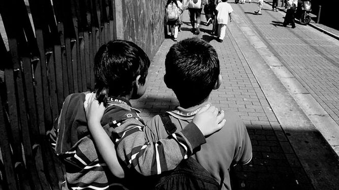 Dos niños al salir del colegio. Medellín. Colombia.