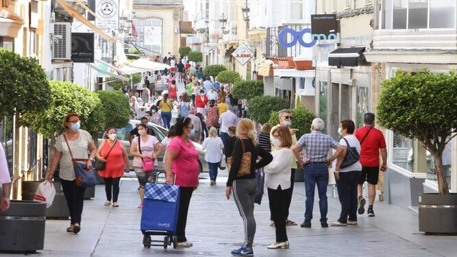Ciudadanos en las calles comerciales de San Fernando.