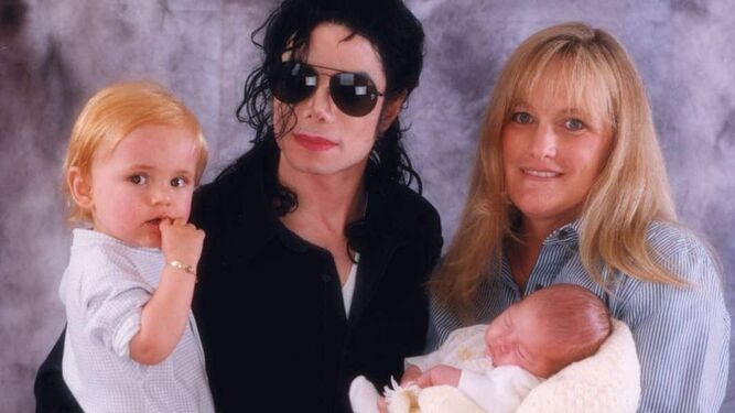 Michael Jackson, con sus dos hijos mayores y su última esposa, Debbi Rowe.