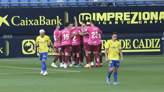 Espino (i) y Jurado, cabizbajos mientras los jugadores del Tenerife celebran el primer gol.