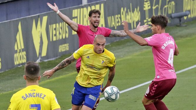 Pombo trata de abrirse hueco entre dos jugadores del Tenerife.