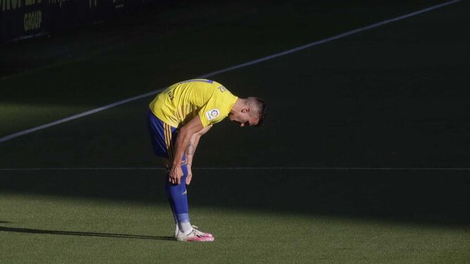 Salvi se ajusta una media durante el partido contra el Tenerife.
