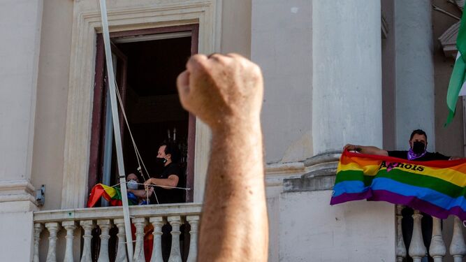 Un momento de la retirada de la bandera LGTBI de la fachada del Ayuntamiento.