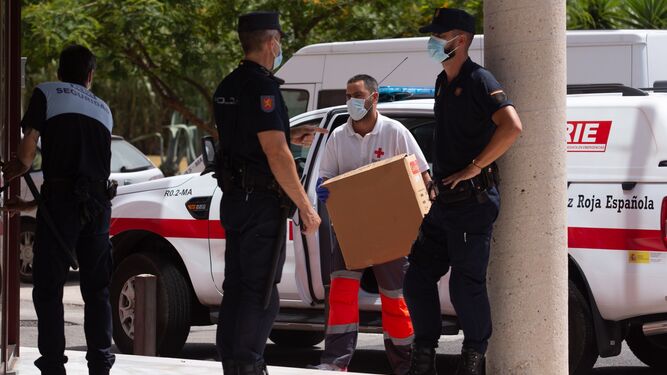 Personal de apoyo llega al Centro de la Cruz Roja de Málaga, aislado por Covid.