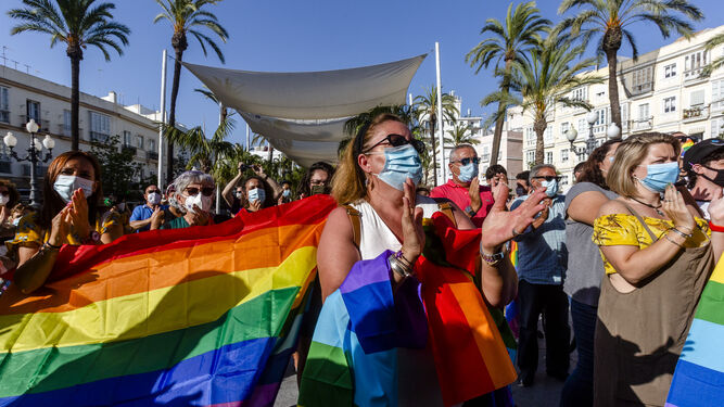 MIembros de colectivos y ciudadanos en general aplauden a la bandera LGTB en San Juan de Dios.as