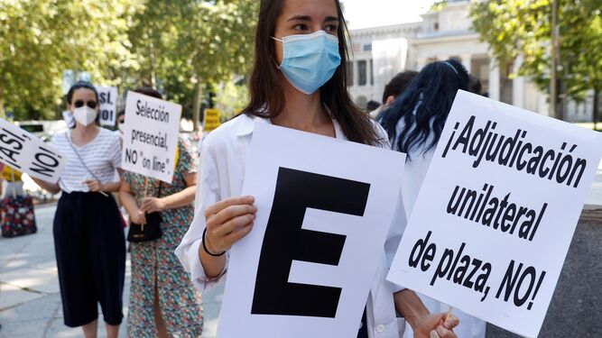 Protesta ante el Ministerio de Sanidad en Madrid contra los cambios en la selección de plazas.