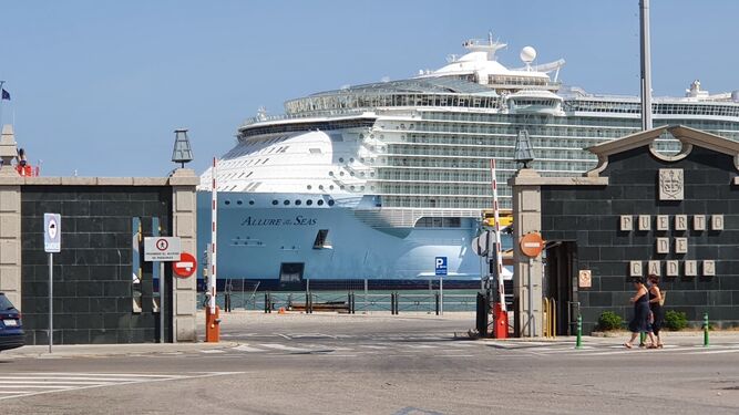 El puerto de Cádiz se queda sin tráfico de cruceros por tiempo indefinido