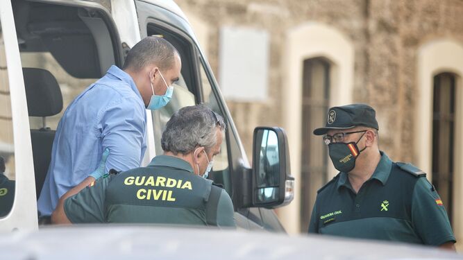 Markus A., uno de los acusados, antes de entrar a juicio en la Audiencia de Cádiz.