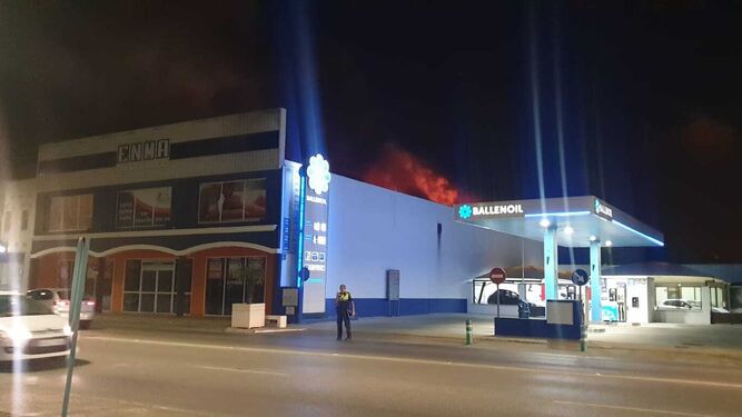 Vista del incendio en el negocio ubicado en el polígono Urbisur.