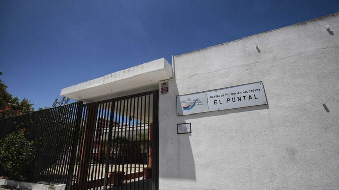 Entrada del Centro de Promoción Ciudadana El Puntal, que se encuentra cerrado.
