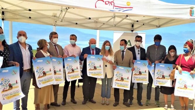 El consejero de Salud sostiene uno de los carteles que promocionan esta propuesta de playas sin humo.