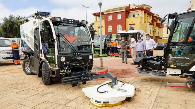 El alcalde de Rota, Javier Ruiz, ha presentado este miércoles la nueva maquinaria de limpieza viaria.