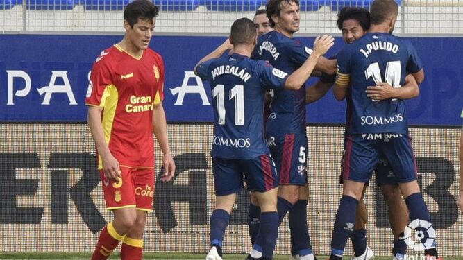 Los jugadores del Huesca se abrazan tras marcar su gol al conjunto insular.