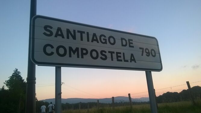 Señal kilométrica a Santiago en Roncesvalles.