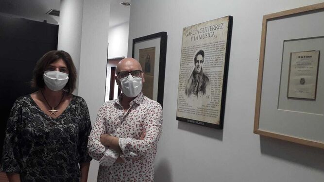 La edil de Cultura, Pepa Vela, y el director del Museo de Chiclana, Jesús Romero, tras la inauguración de la muestra.